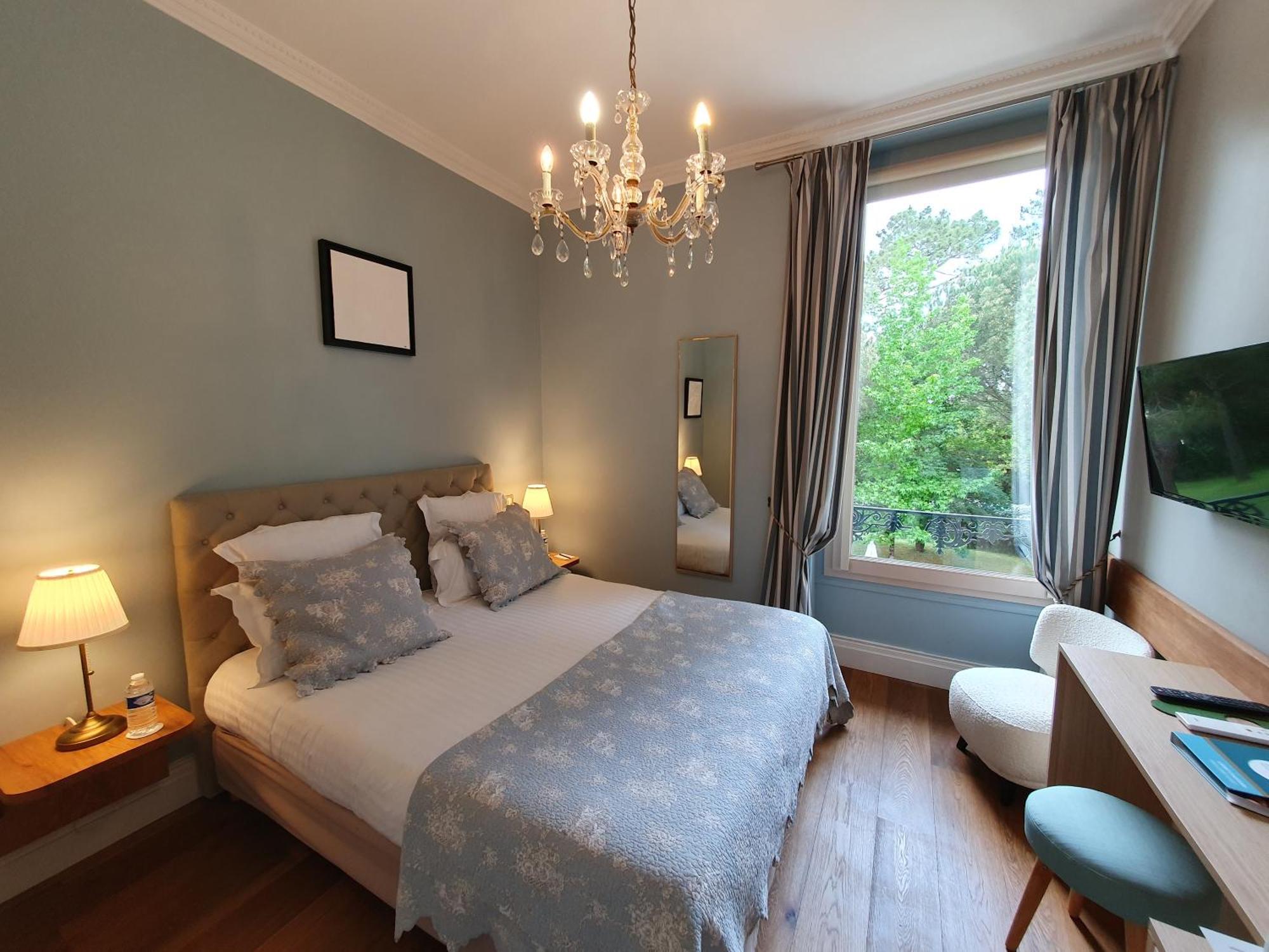 Hotel The Originals Residence De Rohan Во-сюр-Мер Екстериор снимка